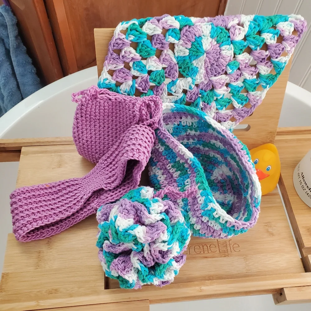 Nwot spa bath set with basket